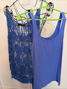 ⛸️⛸️⛸️3 for 12$⛸️⛸️⛸️Blue Crochet Overlay Tank & Solid Blue Scoop Neck Tank Set